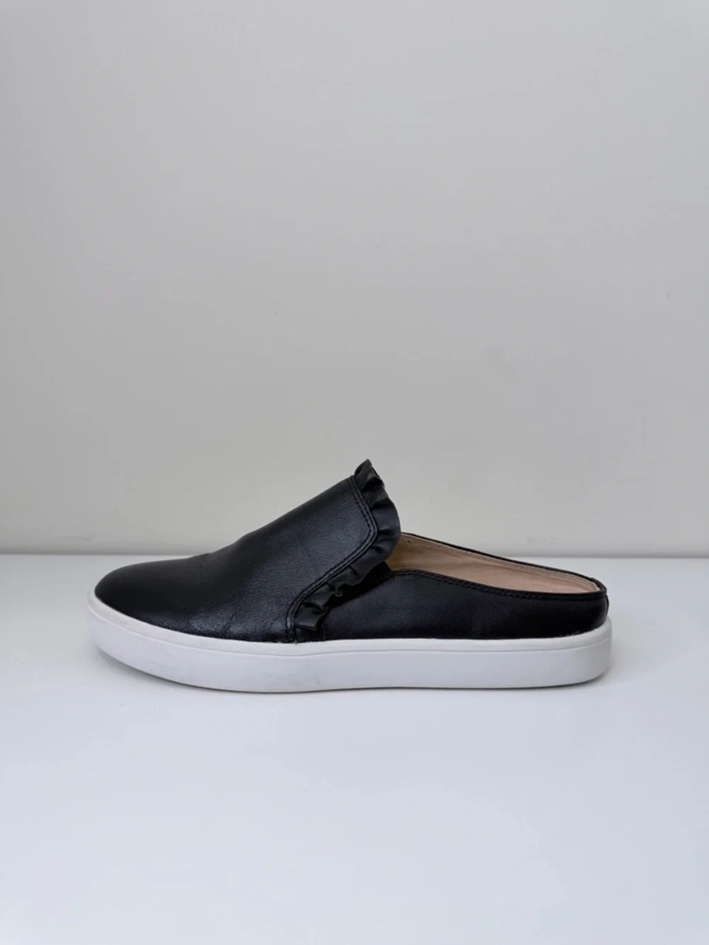 Kate Spade New York Luna Leather Scalloped Accent Mules Sneakers Feminine